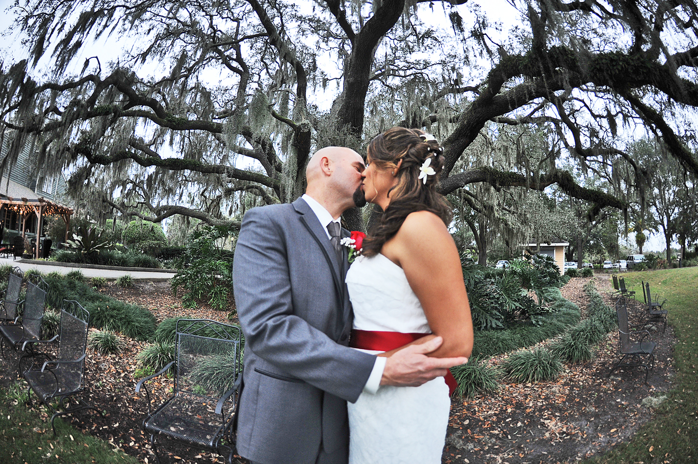 wedding kiss, outdoor wedding pictures, orlando wedding photographers